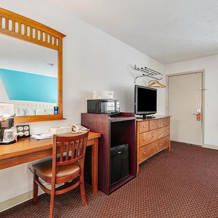 Howard Johnson By Wyndham Traverse City Exterior foto